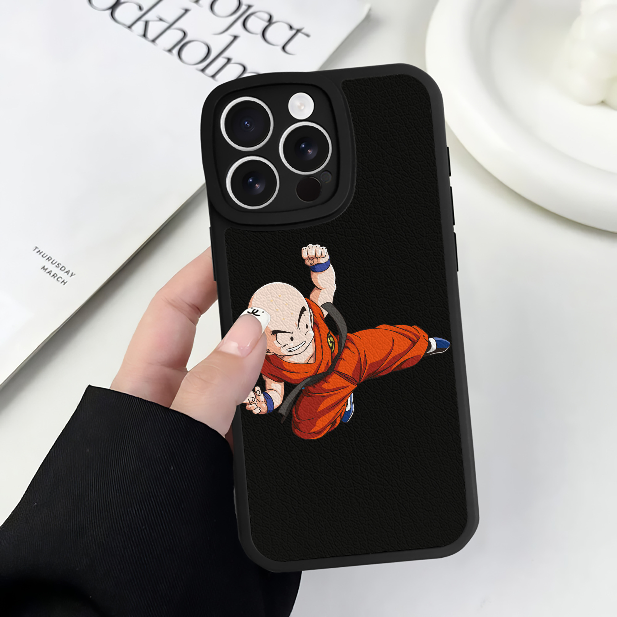 （画像用） ドラゴンボール クリリン DRAGON BALL krillin 【iPhone 16シリーズ対応】シリコンスマホケース（レザー調） 材質：シリコン
